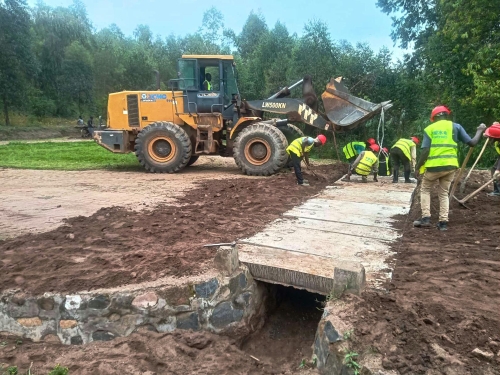 电建市政公司卢旺达姆乌巴大坝项目修缮当地道路解民忧-1