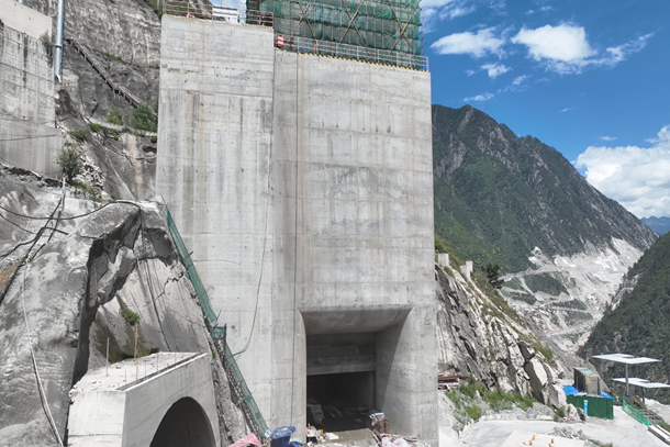 世界在建最大变截面旋流竖井混凝土衬砌施工完成-1