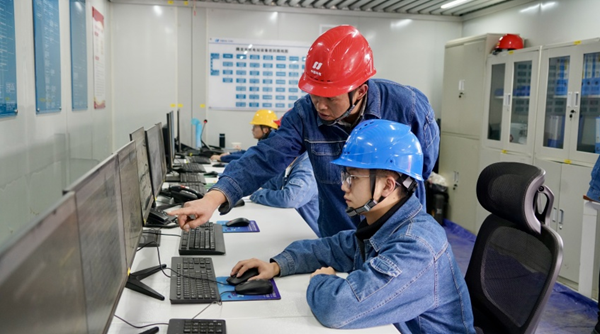 [人民网]四川省阿坝州首个大型集中式 “光伏+储能”电站投产-3