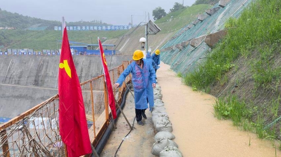 【湖北日报】引江补汉工程参建单位合力战胜特大暴雨，确保出口段隧洞安全!-2