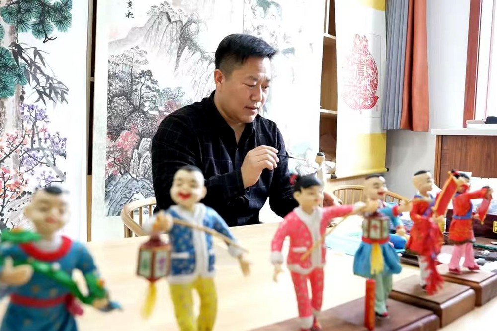 准能职工把面人捏进巴黎国际博览会-3