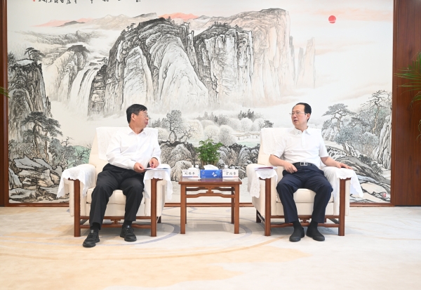 丁焰章与中国三峡集团董事长、党组书记刘伟平举行座谈-1