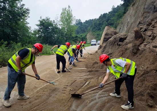 以“汛”为令 用电建人的担当筑牢汛期安全防线-2