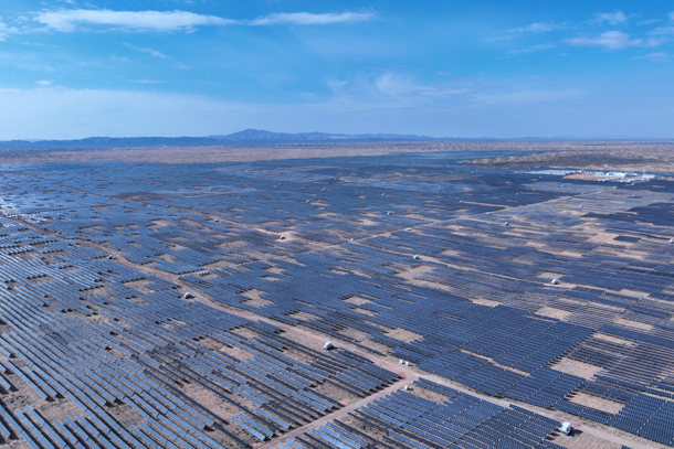 腾格里“沙戈荒”基地300万千瓦光伏全容量投产-1