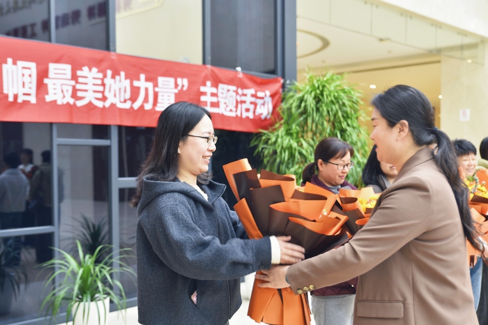 匠心有巾帼 最美“她力量”-3