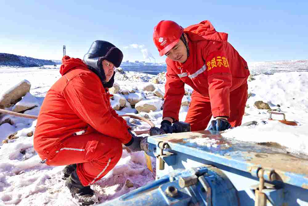 准能集团迎风雪战冰冻稳生产保供应-1