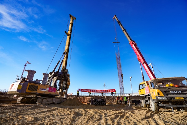 中蒙跨境铁路桥国内段桩基浇筑全面完成-1