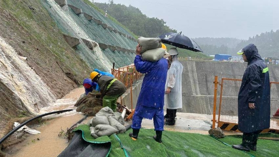 【湖北日报】引江补汉工程参建单位合力战胜特大暴雨，确保出口段隧洞安全!-1