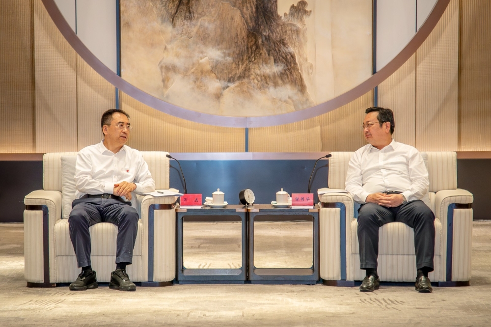 邹磊与雄安新区党工委书记、管委会主任张国华举行工作会谈-1