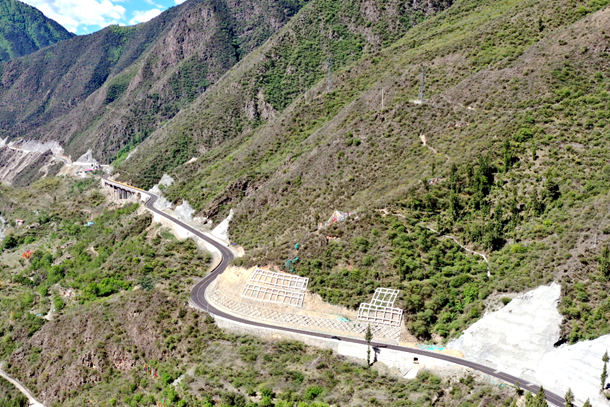 大渡河金川电站G248复建路最大梁场启动建设-1