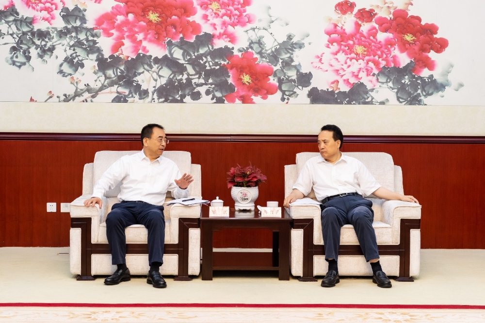 邹磊与国铁集团党组书记、董事长郭竹学举行会谈-1