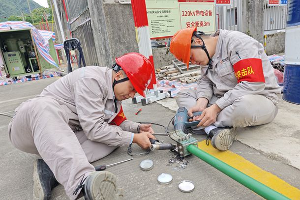 检修现场的“冰火两重天”-3