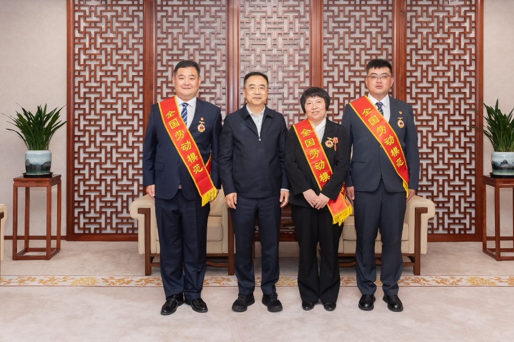 国家能源集团召开致敬百年工运劳动模范座谈会-2