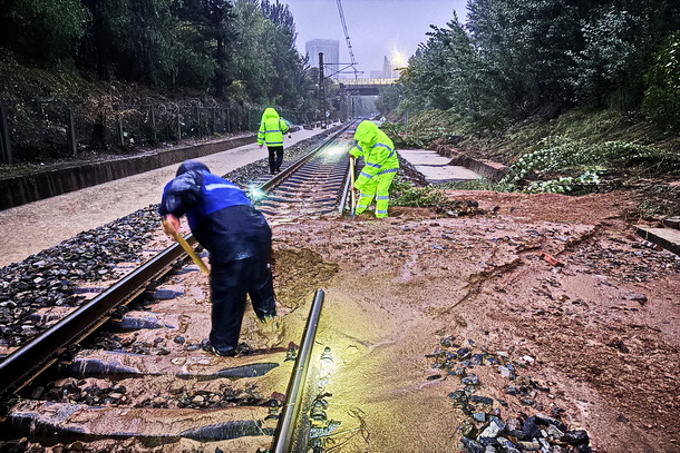 包神铁路：万众一心抗击70年一遇特大暴雨-1