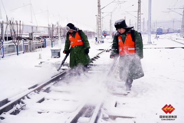 朔黄铁路全线出击抗风雪保障能源运输安全-2