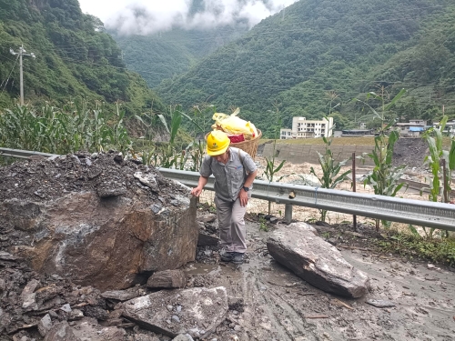 洪峰过境十小时 见证坚守与担当-1